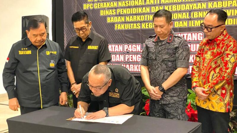 Ketua DPD Granat Lampung, Tony Eka Candra saat menandatangani memorandum of understanding (MoU) Program P4GN, di Novotel Bandarlampung, Rabu (04/10/2023). (foto: ist)