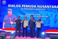 Ketua DPD Granat Lampung, Tony Eka Candra dan Bupati Way Kanan, Raden Adipati Surya menerima penghargaan dari BNN RI, Rabu (18/10/2023). (foto: ist)