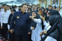 Pegawai Pemerintah Dengan Perjanjian Kerja, yang dilantik sebagai pejabat fungsional swafoto dengan Gubernur Lampung, Arinal Djunaidi, Jumat (13/10/2023). (foto: ist)