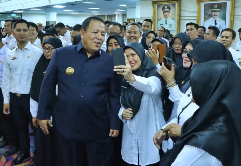 Pegawai Pemerintah Dengan Perjanjian Kerja, yang dilantik sebagai pejabat fungsional swafoto dengan Gubernur Lampung, Arinal Djunaidi, Jumat (13/10/2023). (foto: ist)
