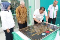 Gubernur Lampung, Arinal Djunaidi melakukan penandatangan prasasti 
Gedung Pusat Kajian di Universitas Lampung, Rabu (08/11/2023). (foto: ist)