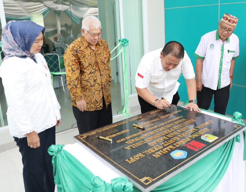 Gubernur Lampung, Arinal Djunaidi melakukan penandatangan prasasti 
Gedung Pusat Kajian di Universitas Lampung, Rabu (08/11/2023). (foto: ist)