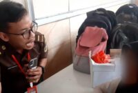 Panitia Pengawas Tes SKD CPNS Kejaksaan di Provinsi Lampung, mengamankan seorang wanita yang diduga menjadi joki. (foto: ist)