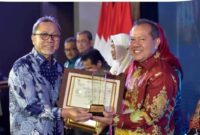 Sekda Kota Bandarlampung, Iwan Gunawan saat menerima penghargaan dari Mendag RI, Zulkifli Hasan. (foto: ist)