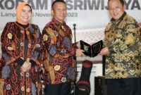 Gubernur Lampung, Arinal Djunaidi saat menerima cendera mata dari Pangdam II/Sriwijaya, Mayjen TNI Yanuar Adil, di Mahan Agung, Kamis (16/11/2023). (foto: ist)