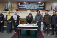 Sekdaprov Fahrizal Darminto bersama pimpinan DPRD Lampung. (foto: ist)