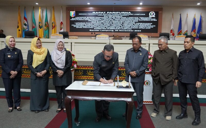Sekdaprov Fahrizal Darminto bersama pimpinan DPRD Lampung. (foto: ist)