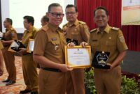 Pelaksana harian (Plh) Kadis BMBK Lampung, M Taufiqullah saat menerima penghargaan dari Sekdaprov Fahrizal Darminto. (foto: ist)