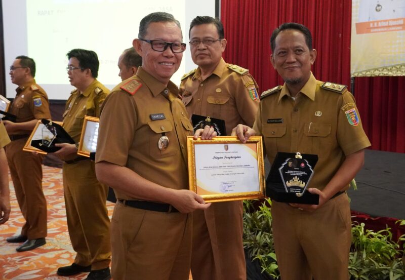 Pelaksana harian (Plh) Kadis BMBK Lampung, M Taufiqullah saat menerima penghargaan dari Sekdaprov Fahrizal Darminto. (foto: ist)