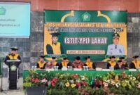 Penjabat Bupati Muhammad Farid saat menghadiri sidang senat terbuka yudisium, dan wisuda di STIT-YPI Kabupaten Lahat, Senin (25/12/2023). (foto: ist)