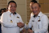 Penjabat Bupati Tanggamus, Mulyadi Irsan saat menerima penghargaan KPB Award 2023 dari Gubernur Lampung, 
Arinal Djunaidi. (foto: ist)