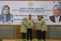 Serah terima jabatan Kepala BPK Perwakilan Lampung dari Yusnadewi kepada Masmudi, Senin (18/12/2023). (foto: ist)