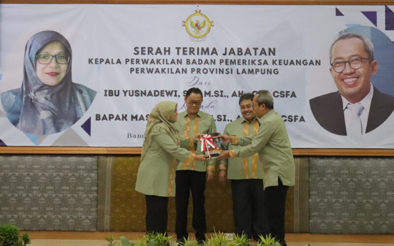 Serah terima jabatan Kepala BPK Perwakilan Lampung dari Yusnadewi kepada Masmudi, Senin (18/12/2023). (foto: ist)