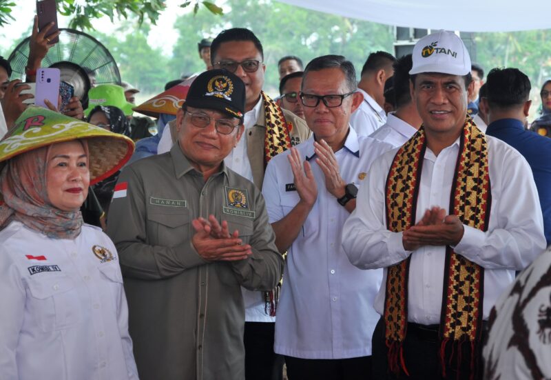 Menteri Pertanian RI, Andi Amran Sulaiman didampingi Sekdaprov Lampung, Fahrizal Darminto, Rabu (20/12/2023). (foto: ist)