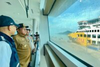 Gubernur Lampung, Arinal Djunaidi saat meninjau layanan penyeberangan dermaga eksekutif Pelabuhan Bakauheni Kabupaten Lampung Selatan. (foto: ist)
