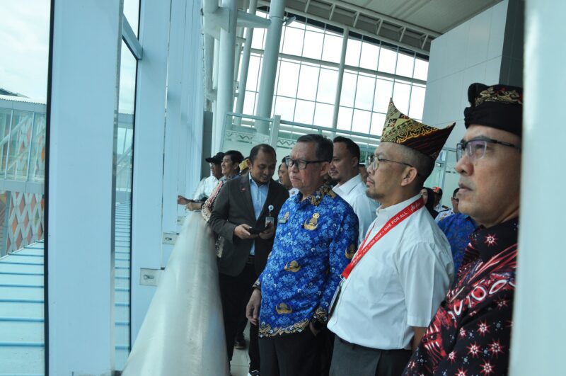 Sekdaprov Lampung, Fahrizal Darminto saat melihat langsung penerbangan perdana rute Lampung-Bali di Bandara Radin Inten II, Kabupaten Lampung Selatan, Rabu (17/01/2024). (foto: ist)