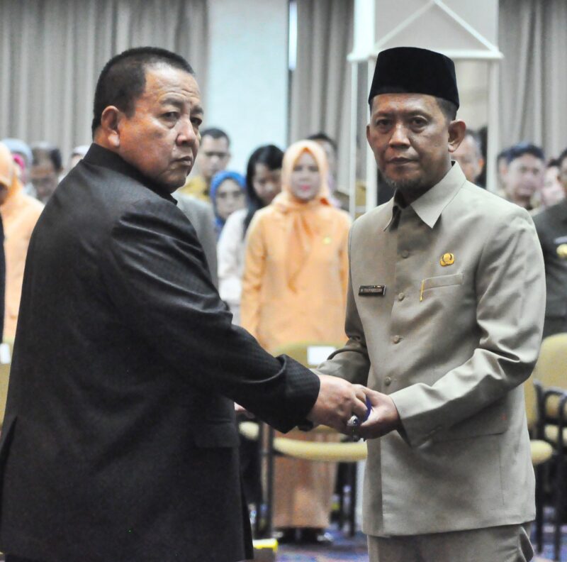 Gubernur Lampung, Arinal Djunaidi saat memberikan ucapan kepada M Taufiqullah yang resmi dilantik sebagai Kadis BMBK definitif, Selasa (09/01/2024). (foto: ist)