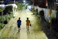 Dua pria terekam CCTV, sedang berjalan di Gang Sawo Kelurahan Kaliawi Persada. (foto: screenshots CCTV)