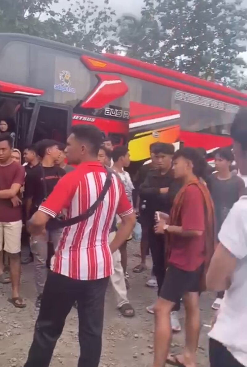 Mahasiswa pendidikan jasmani Unila di Rest Area Tol Semarang-Batang Km 360 Kecamatan Subah Kabupaten Batang, Provinsi Jawa Tengah, Sabtu (20/01/2024). (foto: ist)
