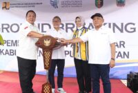 Menteri Perdagangan, Zulkifli Hasan dan Gubernur Lampung, Arinal Djunaidi saat peresmian dimulainya 
revitalisasi pembangunan Pasar Natar, Kabupaten Lampung Selatan, Kamis (25/01/2024). (foto: ist)