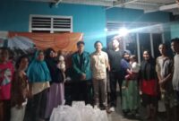 Badan Eksekutif Mahasiswa (BEM) Unila saat menyerahkan bantuan Sembako untuk korban banjir. (foto: ist)