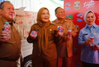Walikota Bandarlampung, Eva Dwiana memperkenalkan air minum kemasan merek Siger produk PDAM Way Rilau, Selasa (05/04/2024). (foto: ist)