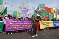 Ratusan massa DPP Pematank saat demo di Bundaran Tugu Adipura Kota Bandarlampung, Sabtu (02/03/2024). (foto: Rio)