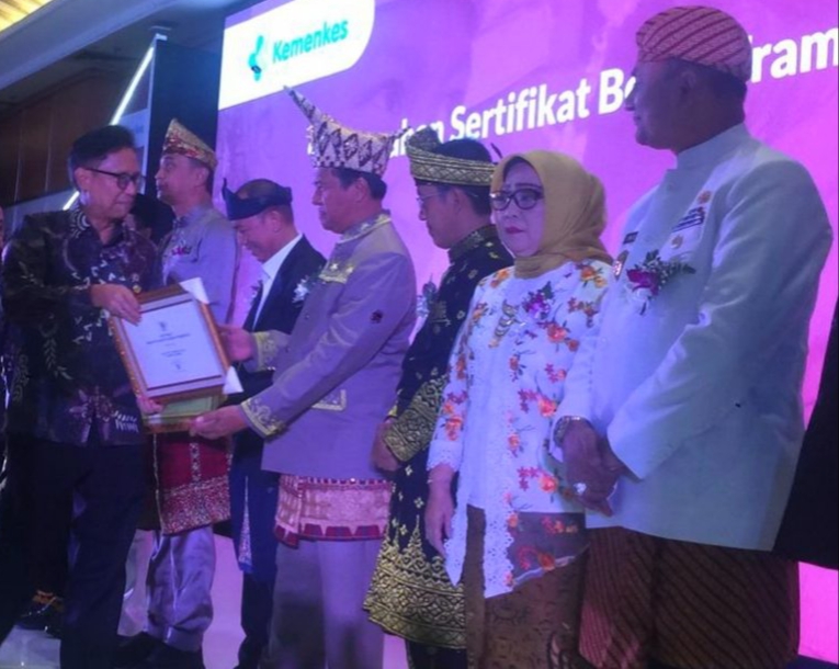 Penjabat Bupati Lampung Barat, Nukman saat menerima sertifikat eradikasi frambusia dari Menkes RI, Budi Gunadi Sadikin, Rabu (06/03/2024). (foto: ist)