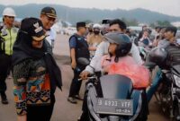 Walikota Bandarlampung, Eva Dwiana menyapa pemudik yang akan menyeberang ke Pulau Jawa melalui Pelabuhan Panjang, Sabtu (13/04/2024) sore. (foto: ist)