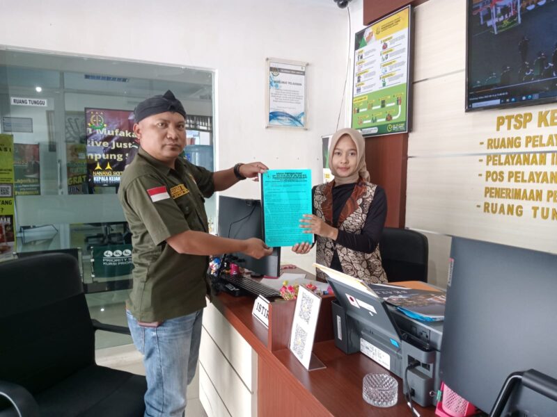Ketua Umum DPP Pematank, Suadi Romli saat menyerahkan laporan di Kejaksaan Tinggi Lampung, Senin (06/05/2024).