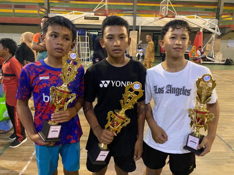 Para juara Cabor Bulu Tangkis kelompok putra O2SN tahun 2024 di Kabupaten Lampung Barat. (foto: ist)