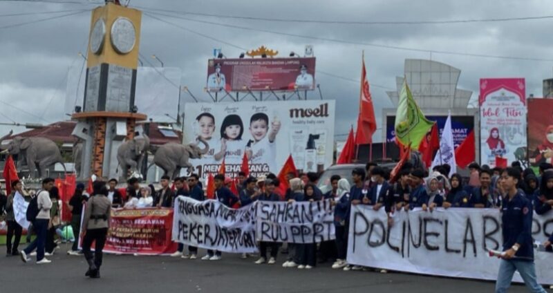 Ratusan buruh melakukan aksi damai peringatan 'May Day', di Tugu Adipura Kota Bandarlampung, Rabu (01/05/2024). (foto: Rio)