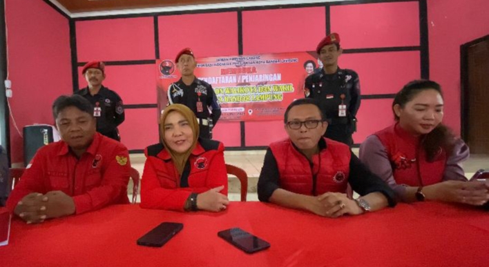 Bacawakot petahana, Eva Dwiana bersama Tim Penjaringan DPC PDIP Bandarlampung, Selasa (07/05/2024). (foto: Azroni)