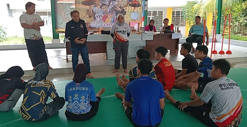 Guru Besar Ilmu Olahraga Ubaya, Professor Hari Setijono di Pedepokan Pencak Silat Lampung. (foto: Herman Afrizal)