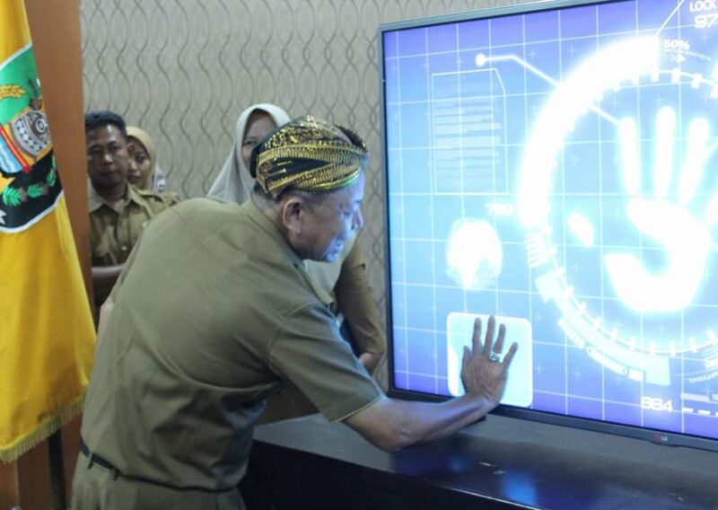 Bupati Lampung Timur, M Dawam Rahardjo saat peluncuran Aplikasi Srikandi, Senin (13/05/2024). (foto: ist)