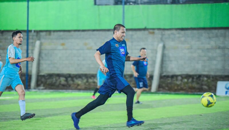Ketua PWI Lampung, Wirahadikusumah 
saat mengejar bola dalam pertandingan persahabatan mini soccer, Kamis (16/05/2024) malam lalu. (foto: ist)