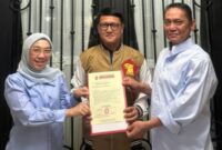 Pasangan Bacakada Kabupaten Way Kanan Ali Rahman dan Ayu Asalasiyah saat menerima surat rekomendasi dari Partai Gerindra. (foto: ist)