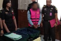 Mantan Kades Sriwijaya, berinisial JW ditetapkan sebagai tersangka oleh Kejari Mesuji, Rabu (31/07/2024). (foto: more)