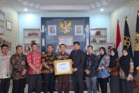 Foto bersama di Lapas Kelas IIB Muara Enim, Provinsi Sumatera Selatan usai sertifikat akreditasi dari Kemenkes pada 20 September 2024. (foto/dok)
