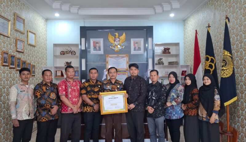 Foto bersama di Lapas Kelas IIB Muara Enim, Provinsi Sumatera Selatan usai sertifikat akreditasi dari Kemenkes pada 20 September 2024. (foto/dok)
