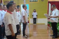 Ketua Harian KONI Lampung, Brigjen TNI (Purn) Amalsyah Tarmizi saat melantik pengurusan KONI Kabupaten Mesuji masa bhakti 2023-2027, Jumat (6/12/2024). (foto: humas)
