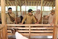 Penjabat Gubernur Lampung, Samsudin saat berdialog dengan mantan Sekretaris DPD I Golkar, Oktaviano, Senin (20/01/2025).  (foto: ist)