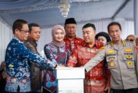 Peluncurkan unit layanan samsat Digital Drive Thru Perpanjangan STNK Zainal Abidin Pagar Alam, Jumat (23/05/2025). (foto: ist)
