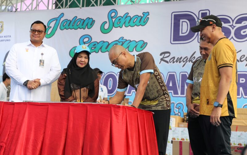 Walikota Bandarlampung, Eva Dwiana dan Gubernur Lampung, Rahmat Mirzani Djausal saat kegiatan jalan sehat di Tugu Adipura, Minggu (18/05/2025). (foto: ist)