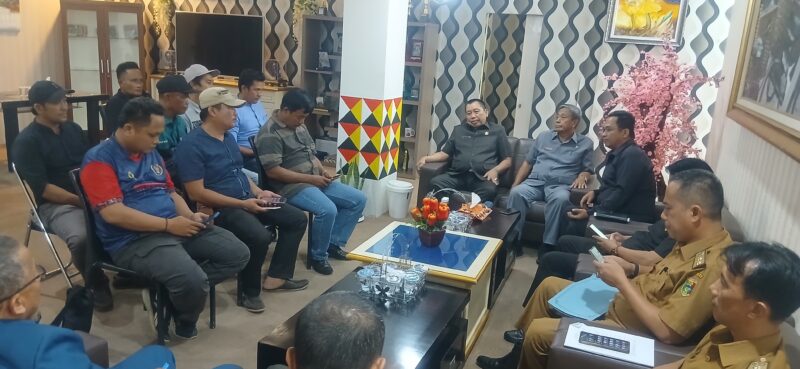 Sekda Kabupaten Tanggamus, Suaidi saat konferensi pers diruang kerjanya, Senin (16/06/2025). (foto: ist)