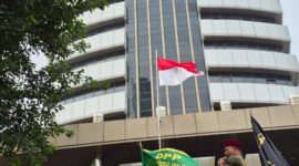 Ketua Umum DPP Pematank, Suadi Romli SH saat melakukan orasi di depan kantor KPK RI, Rabu (25/06/2025). (foto: ist)