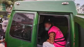 Satu tersangka kasus korupsi Kemenang saat masuk ke mobil tahanan Kejati Lampung. (foto: ist)