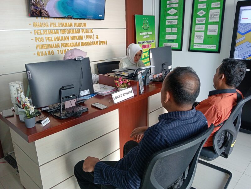 Mantan Camat Kotaagung Timur saat melaporkan Sekda Tanggamus, Suadi ke Kejaksaan Tinggi Lampung. (foto: budimansyah/insial.id)