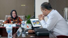 Bupati Mesuji, Elfianah saat menyampaikan sejumlah program kepada Menteri Transmigrasi RI, M Iftitah Sulaiman Suryanagara. (foto: ist)