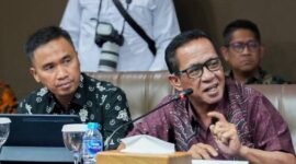 Penjabat Sekda Kabupaten Mesuji, Najmul Fikri bersama mantan Bupati Khamamik. (foto: ist)